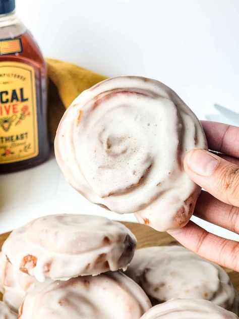 Homemade honey buns are a delightful treat with their sweet honey-cinnamon goodness, perfect for breakfast, brunch, or dessert. Honey Buns Recipe, Homemade Honey Buns, Honey Cinnamon, Buns Recipe, Mama Recipe, Honey Buns, Bun Recipe, Honey And Cinnamon, Brunch Recipes