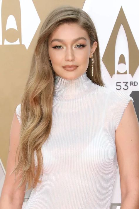 Gigi Hadid Lead Short Brunette Hair, Cool Blonde Hair, Honey Blonde Hair, Dark Blonde Hair, Makijaż Smokey Eye, Shades Of Blonde, Brown Blonde Hair, Long Blonde, Zac Efron