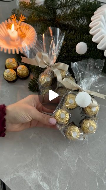 Canan on Instagram: "Eine süße kleine Idee für Weihnachten🎄 oder einfach so zum schenken 🍫 Ich habe einen einfachen Kranz aus Ferrero Rocher Pralinen gemacht, als Gastgeberinnengeschenk oder ihr hängt es  einfach am Baum 🙃 Echt easy & 😋   Wie findet ihr den Schockokranz?" Ferraro Rocher Wreaths, Ferrero Rocher Wreath, Ferrero Rocher Box Diy, Ferrero Rocher Gift Ideas, Ferrero Rocher Christmas, Ferrero Rocher Box, Ferrero Rocher Gift, Diy Candle, Xmas Wreaths