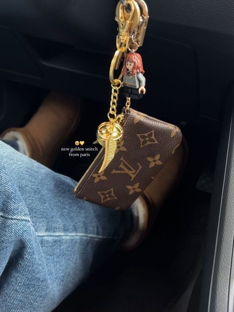 #passengerprincess #car #honda #whitekeychain #stanley #whitebow #whiteribbon #selfcare #cleangirl #productive #grateful #aesthetic #lifestyle #clean #vanillagirl #vanilla #coquette #richgirl #girl #coquette #selflove #cozy #cute #pretty #love Car Keychain Ideas, Everyday Bag Essentials, Girly Car Accessories, Inside My Bag, Purse Essentials, Girly Car, Car Essentials, Cute Car Accessories, Keychain Wallet