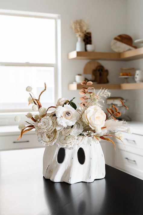 Bethany Lowe Ghost Bucket, Halloween Couch Decor Ideas, Boho Halloween Table Decor, Black Neutral Decor, Modern Organic Halloween Decor, Halloween Decor Black And White, Diy Halloween Bucket, Trending Halloween Decor, Trendy Halloween Decor