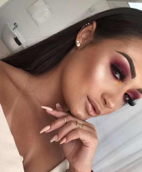 Berry Berry Red Bordo Makeup, Oscars Makeup, Makeup Smokey, Hooded Eye Makeup, Eye Makeup Steps, Simple Eye Makeup, Eye Makeup Tips, Makeup Photography, Luxury Makeup