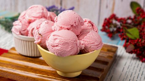 Guava Ice Cream, Homemade Banana Ice Cream, Sweet Cream Ice Cream, Pork Spices, Popular Dessert, Ice Cream Companies, Pink Guava, Fruit Ice Cream, Banana Ice Cream