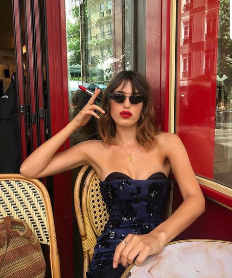 French Fringe, Langer Pony, French Girl Hair, Look Disco, Best Red Lipstick, Beauty Rules, Girls Secrets, Face Framing Bangs, Jeanne Damas