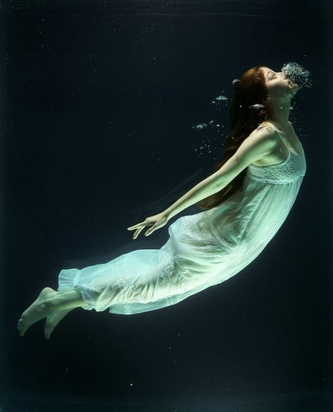 Underwater Photography Pool, Underwater Photoshoot, Water Fashion, Photography Underwater, Foto Bawah Air, Underwater Portrait, Mermaid Photography, Women's Diving, Fotografi Bawah Air