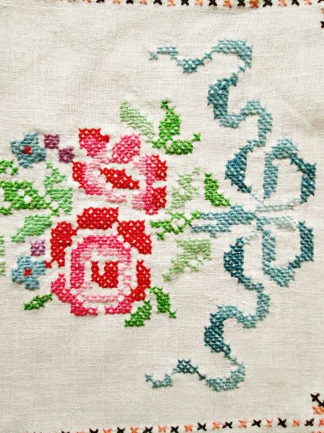 Vintage Cross Stitch, Roses Vintage, Cross Stitch Rose, Embroidered Linen, Cross Stitches, Linen Table Runner, Floral Patterns, New Designs, Table Runner