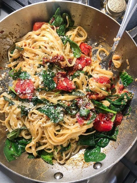 Spinach Linguine, Linguine Recipes, Garlic Spinach, Salad Pasta, Spaghetti Carbonara, Good Eat, Fresh Pasta, Pasta Dish, Dried Tomatoes