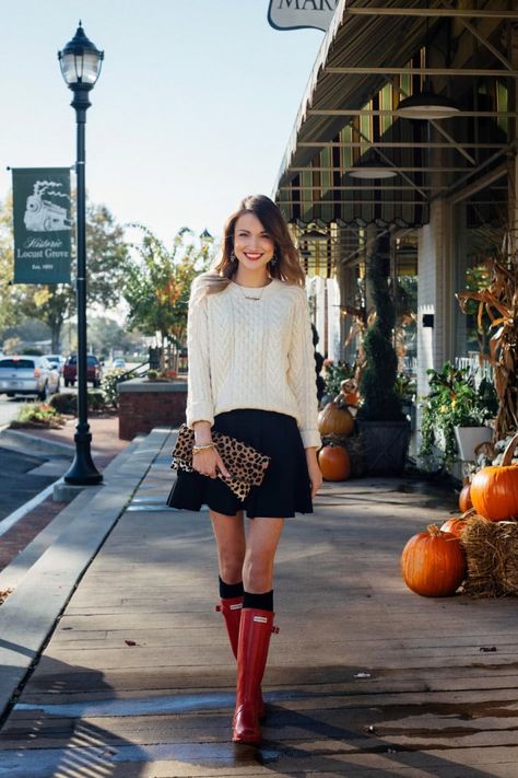 Rainy Day Outfit For Spring, Red Hunter Boots, Hunter Boots Outfit, Red Hunter, Boots Outfits, Hunter Rain Boots, Red Boots, Brunch Outfit, Rainy Day Outfit