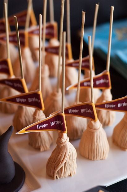 Harry Potter Candy Table Ideas, Harry Potter Cake Pops Ideas, Harry Potter Cakesicles, Harry Potter Birthday Cake Ideas, Tort Harry Potter, Harry Potter Desserts, Gateau Harry Potter, Harry Potter Theme Birthday, Harry Potter Pop