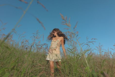 Sarah Mosteller on TikTok Grassy Field Photoshoot, Grainy Aesthetic, Grainy Photos, Field Photoshoot, Grassy Field, Summer Photoshoot, Cinematic Photography, Film Aesthetic, Senior Photos