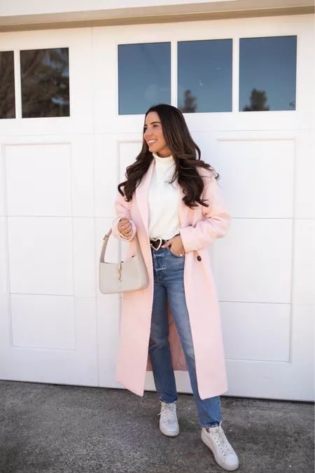 Light Pink Long Coat, Pink Wool Trench Coat, Styling Pink Coat, Light Pink Coat Outfits Winter, Pink Long Coat Outfit, Light Pink Coat Outfits, Pink Wool Coat Outfit, Light Pink Outfit Ideas, Pink Trench Coat Outfit