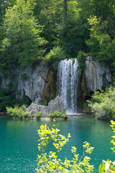 Mountain Sunset Landscapes, Waterfall Pictures, Beautiful Beach Pictures, Best Nature Wallpapers, Plitvice Lakes National Park, Plitvice Lakes, Waterfall Photography, Landscape Photography Nature, Beautiful Locations Nature