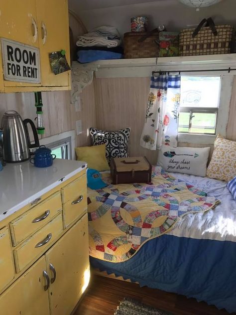 Tiny Vintage Camper, Mini Cabin Ideas, Grooming Trailer, Trailer Bedroom, Small Travel Trailer Remodel, Trailer Glamping, Small Travel Trailer, Serro Scotty, Beds With Storage