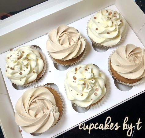 White & Beige Cupcakes Wedding Cupcakes Ideas Simple White, Wedding Cupcakes Elegant, Cream Color Cupcakes, Beige Cupcakes Aesthetic, Neutral Color Cupcakes, Simple Cupcakes Design, Beige Cake Birthday, Cupcakes White And Gold, Gold Cupcakes Ideas