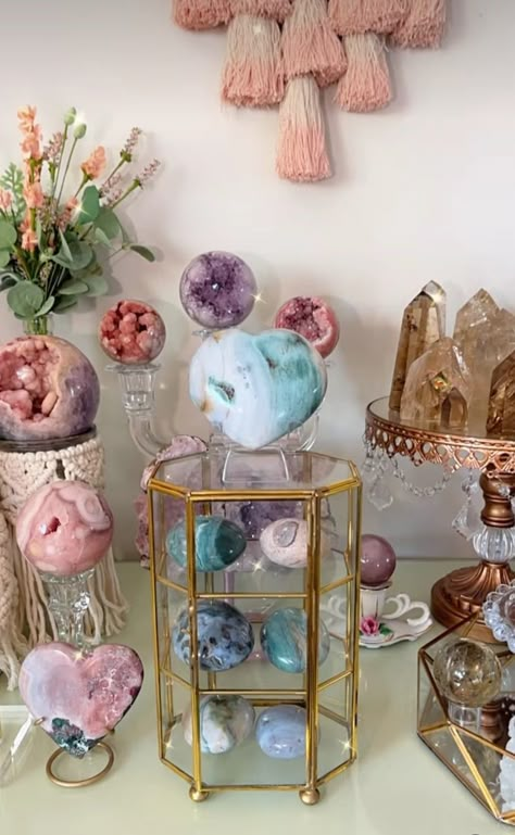 Crystals Display Ideas, Crystal Table Display, How To Display Crystals, How To Display Crystals And Stones, Crystal Display Ideas Decor, Crystal Decor Ideas, Crystal Terrarium Diy, Crystal Arrangements, Crystal Display Ideas