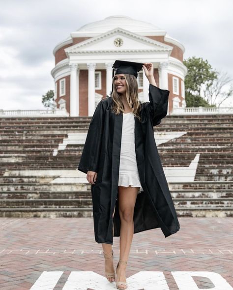 Graduation Dress Black Cap And Gown, Black Cap And Gown Graduation Outfit, Black Graduation Gown And Cap, Graduation Gown Outfit, Classy Graduation Dress, Black Graduation Gown, Graduation Dress Ideas, College Grad Pictures, Grad Poses