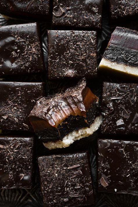 The most decadent millionaire brownie bars, with layers of buttery shortbread, fudge brownies, dulce de leche and creamy dark chocolate ganache. Brownie Bars, Dessert Oreo, Millionaire Shortbread, Dark Chocolate Ganache, Shortbread Bars, Desserts Easy, Think Food, Fudgy Brownies, Brownie Bar