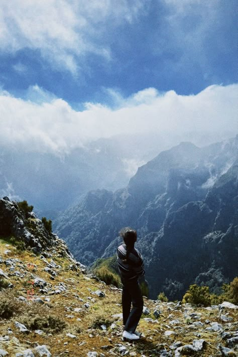 Men Mountain Photoshoot, Mountain Poses Photo Ideas Aesthetic, Mountain Poses Photo Ideas Men, Travel Poses Ideas Men, Mountain Photography Poses, Mountain Pictures Poses, Mountain Photo Ideas Instagram, Mountain Poses Photo Ideas, Mountain Poses