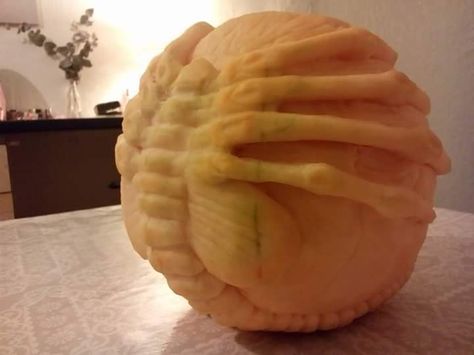 Pumpkin carving facehugger Xenomorph Pumpkin Carving, Creative Pumpkin Carving, Amazing Pumpkin Carving, Pumpkin Jack, Creative Pumpkins, Halloween 2019, Jack O Lantern, Pumpkin Carving, Halloween Pumpkins