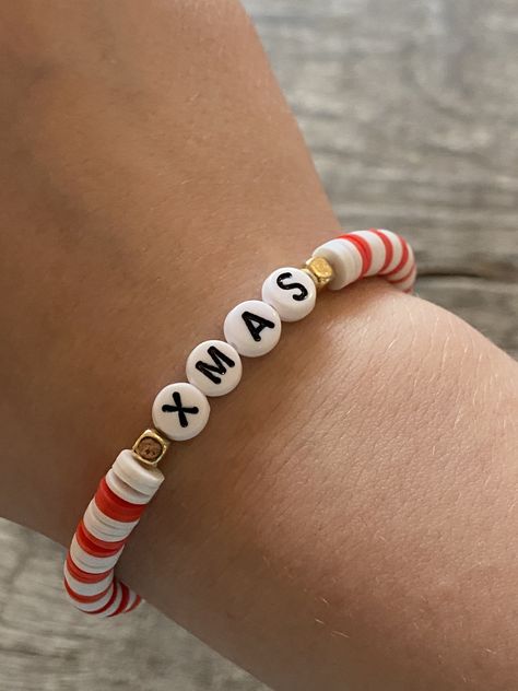 white, & red bracelet with xmas letters and a clip. Cute Letter Bracelets, Christmas Diy Bracelet, Clay Beads Bracelet Ideas Christmas, Xmas Bracelet Ideas, Clay Bracelet Ideas Christmas, Christmas Clay Bracelet Ideas, Holiday Bracelet Ideas, Christmas Bracelets Clay Beads, Christmas Beaded Bracelet