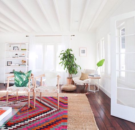 bright and light living Layered Rugs Living Room Boho, California Surf Shack, Double Rug, Rug Layering, Nice Rooms, House Vibes, House Deco, Vintage Chair, Bungalow Style