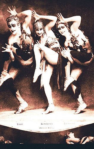 Folies Bergere, Burlesque Vintage, Ziegfeld Follies, Ziegfeld Girls, Vintage Burlesque, Ballet Russe, Three Women, Vintage Circus, Roaring Twenties