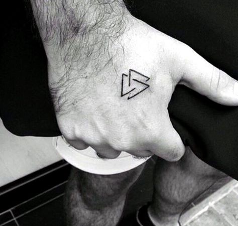 19 Diseños de mini tatuajes que desearás tener ya en tu piel Roman Tattoos, Triangle Tattoo Meaning, Triangle Tattoo Design, Tato Minimal, Favorite Tattoos, Unalome Tattoo, Tattoo Trend, Triangle Tattoos, Midlife Crisis