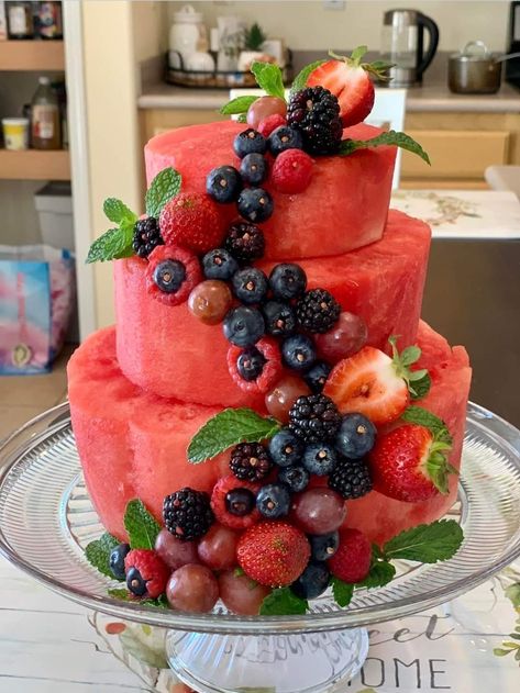 Cake Made Of Fruit, Watermelon Cakes, Apartment Recipes, Fruit Birthday Cake, Fruit Cake Design, Deco Fruit, Cake Celebration, Fresh Fruit Cake, Fruit Platter Designs