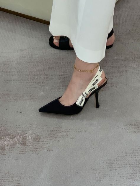 Slingback Heels Outfit, Dior Slingback, Heels Dior, Elegant Shoes Heels, Black Slingback Heels, Hak Tinggi, Trendy Heels, Fashion Shoes Heels, Cute Shoes Heels