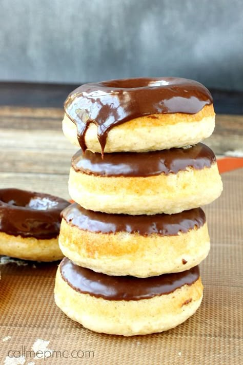 Chocolate Glazed Baked Donuts Baked Donut, Homemade Donuts Recipe, Baked Donut Recipes, Baked Doughnuts, Dessert Aux Fruits, Homemade Donuts, Doughnut Recipe, Oreo Dessert, Delicious Donuts