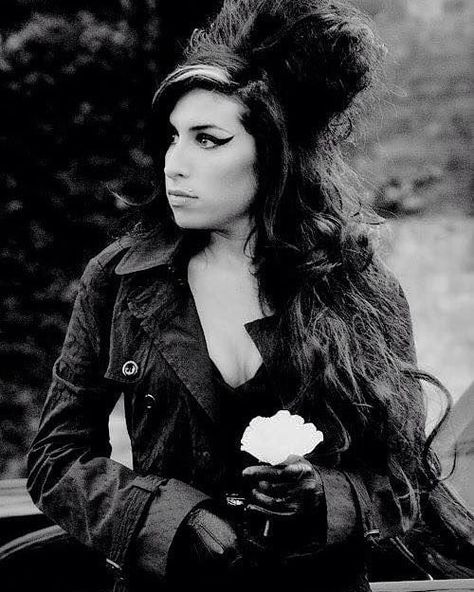 Amy Winehouse Ⓜ on Instagram: “For our girl Amy,  it has been seven years since you passed on to the other plane of life.  Since then there have been a few years of…” Kurt Cobain 1994, Amy Winehouse Black, Amy Wine, Amy Winehouse Style, Female Rock Stars, Amy W, Corinne Bailey Rae, Pete Doherty, Amazing Amy