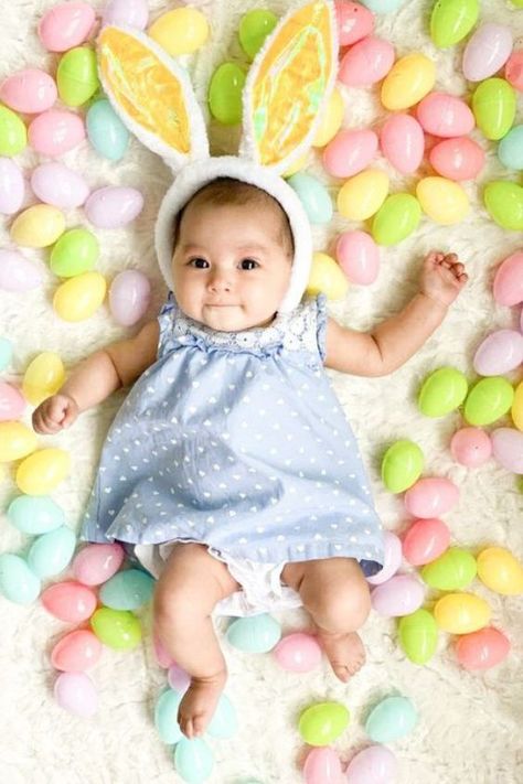 Are you looking for cute and unique ideas to capture your baby’s first Easter photo? We've got some adorable baby's first Easter photo ideas you'll want to see. Baby Girl Photoshooting Ideas Easter, Baby April Photo Ideas, Baby Easter Photoshoot Ideas, 6 Month Easter Pictures, Easter Monthly Pictures, Cute Easter Picture Ideas, Baby March Photo Ideas, Easter Photography Ideas Baby, Easter Maternity Photoshoot