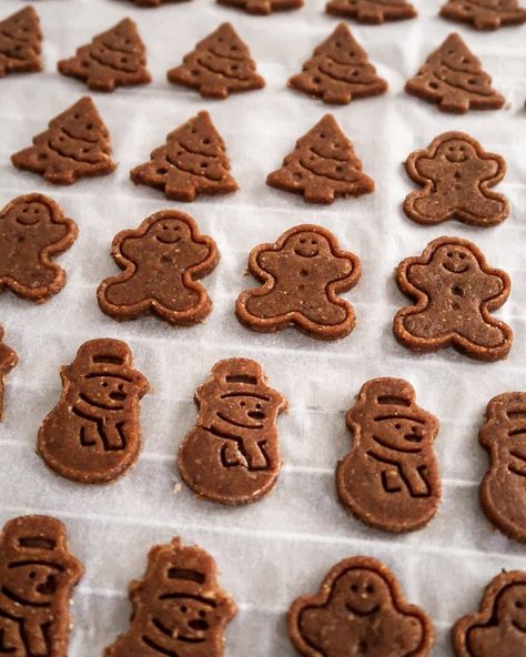 These vegan speculoos cookies are oil-free and refined-sugar-free. They are made with only wholesome ingredients and taste amazing. Healthy Christmas Treats, Best Gingerbread Cookies, Cinnamon Apple Chips, Autumn Dessert, Speculoos Cookies, Vegan Christmas Cookies, Vegan Christmas Recipes, Vegan Guide, Vegan Cookie