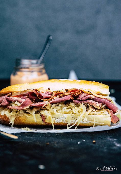 New Yorker Pastrami-Sandwiches mit Russian Dressing. Plus: So gelingen krosse Baguettes Pastrami Sandwich Recipe, Baguette Sandwich, Steak Sandwiches, Pastrami Sandwich, Panini Sandwiches, Russian Dressing, Easy Japanese Recipes, Cold Sandwiches, Sandwich Bar