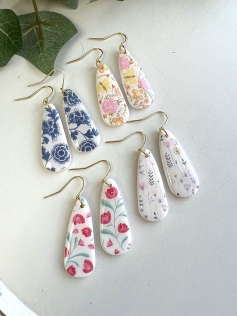 Fancy Clay Earrings, Hand Painted Earrings Wood, Decoupage Earrings, Polymer Jewellery, Diy Resin Earrings, Czech Beads Jewelry, Polymer Clay Tutorials, Diy Decoupage, Floral Polymer Clay