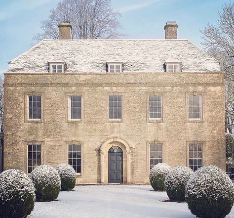 🌸🐰🌿🌸🐰🌿🌸🐰🌿🌸🐰🌿🌸 on Instagram: “House of interior designer Lesley Cooke #lesleycooke #winter #architecture #house #homeandgarden #facade #facadelovers #england…” English Manor Houses Country Estate, Cotswold House, Georgian Style Homes, English Manor Houses, Front Garden Design, French Style Homes, Georgian Architecture, House Hunters, Countryside House