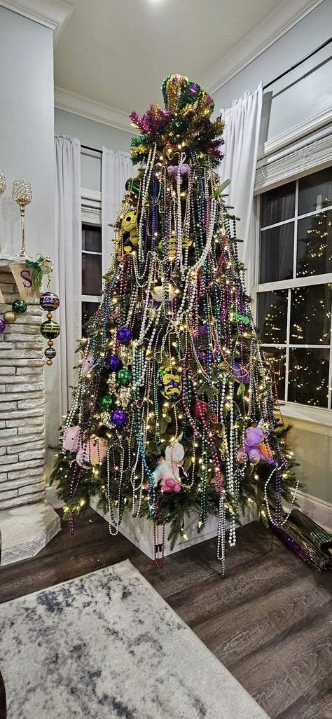 Christmas Decorating Club | Welcome to Mardi Gras Season here in Louisiana 🥰 | Facebook Mardi Gras Christmas Tree, Mardi Gras Christmas, Mardi Gras Tree, Merry Chrysler, Yule Tree, Mardi Gras Decorations, Black Christmas, Tree Topper, Epiphany