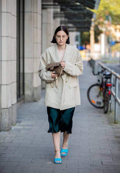 Blue Sandals Outfit, Bottega Sandals, Bright Sandals, Cold Fits, Italian Luxury Brands, New Bottega, Sandals Outfit, Bottega Veneta Bags, Street Style Trends