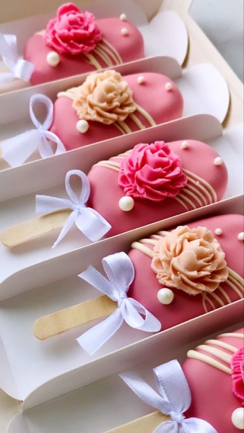 Cakesicles Decorating Ideas, Cakesicles Valentines Day, Valentines Day Cakesicles, Valentines Cakesicles Ideas, Cakecicles Ideas, Pink Cakesicles, Tårta Design, Popsicles Cake, Valentine Cake Pop