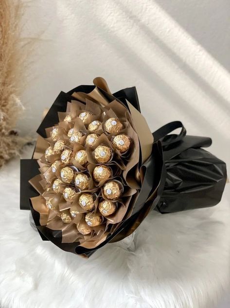 Ferrero Rocher Gift, Chocolate Flowers Bouquet, Candy Bouquet Diy, Diy Bouquet Wrap, Sweet Bouquet, Flower Bouquet Diy, Diy Birthday Gifts For Friends, Chocolate Flowers, Flower Gift Ideas