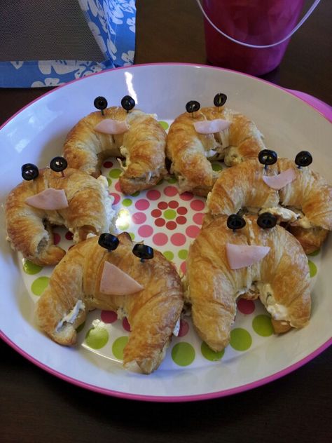 Crabwiches! Chicken salad on croissants with olives and sliced turkey for the faces. Fun beach themed party food! Beach Party Foods, Beach Party Food Ideas, Beach Theme Food, Beach Party Food, Croissant Sandwiches, Flip Flop Cookie, Shark Week Party, 4de Verjaardag, Croissant Sandwich