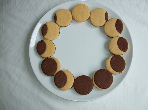 Solar Eclipse Oreo Cookies, Solar Eclipse Party Dessert, Solar Eclipse Pizza, Solar Eclipse With Oreos, Snacks For Eclipse Party, Eclipse Themed Desserts, Solar Eclipse Breakfast, Eclipse Sugar Cookies, Solar Eclipse Oreo