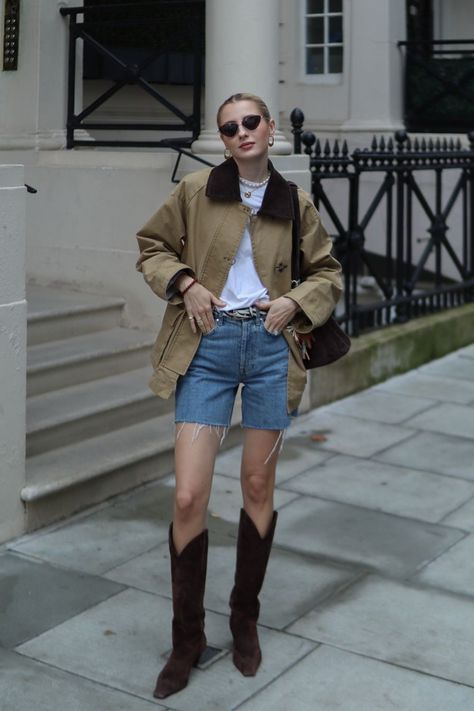 Barn Jackets Outfit, Barn Coat Outfit, Barn Jacket Outfits, Coat Outfit Women, Jacket Outfit Aesthetic, Suede Jacket Outfit, Jackets Outfit, Jacket Outfit Ideas, Christmas Barn