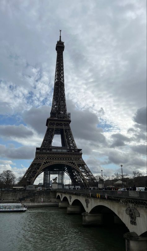 Asthetics Photos, Steph Bohrer, Airplane Drawing, France Aesthetic, Paris Wallpaper, Paris Pictures, Paris At Night, Paris Eiffel Tower, The Eiffel Tower