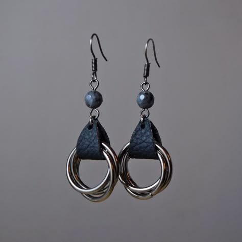 Leather And Metal Jewelry, Diy Earrings Dangle, Leather Hoop Earrings, Wire Jewelry Earrings, Leather Jewelry Making, Denim Earrings, Diy Leather Earrings, Leather Jewelry Diy, Leather Jewels