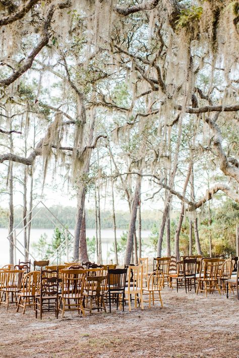 Today we are sharing a Christmas inspired wedding from the Ocala Forest in Florida. Using evergreen garlands, long farmhouse tables, and a hot cocoa station made this a cozy winter wedding dream! Burgundy bridesmaids dresses are the perfect accent to the white and green decor with lots of wood elements. #ruffledblog Florida Forest Wedding, Winter Wedding In Florida, Outdoor Florida Wedding, Beach Forest Wedding, Everglades Wedding, Florida Winter Wedding, Winter Garden Wedding, Christmas Inspired Wedding, Wedding Schemes