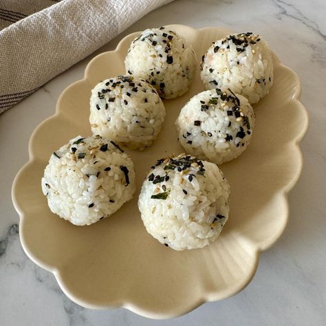 Rice Ball Aesthetic, Crispy Rice Cakes Korean, Vegetarian Rice Balls, Rice Balls Aesthetic, Korean Rice Recipes, Easy Savoury Snacks, Seaweed Rice Balls, Korean Healthy Food, Rice Ball Recipe