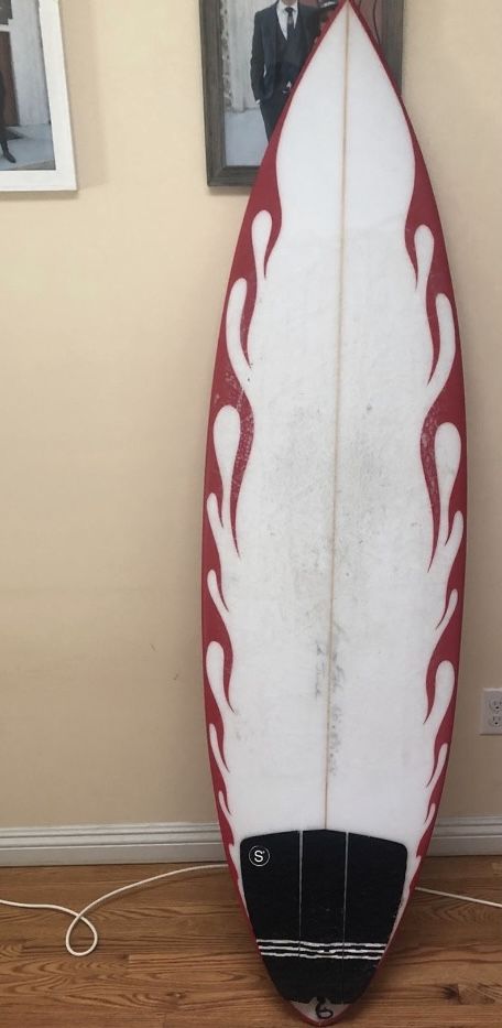 Cool Surfboards, Surfboard Painting Ideas, Surfboard Art Design Simple, Cool Surfboard Designs, Surfboard Design Art, Surf Board Painting, Painted Surfboard Ideas, Surf Boards Designs, Surfing Board Designs