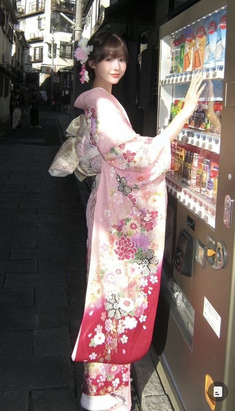 Pretty Kimonos, Japan Pics, Japan Core, Japanese Traditional Clothing, Kimono Japan, Traditional Japanese Kimono, Kimono Outfit, Shoujo Girl, Yukata Kimono