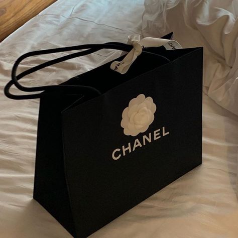 @chanelofficial Chanel Aesthetic, New York Aesthetic, Rich Lifestyle, Classy Aesthetic, Bags Aesthetic, Rich Girl, Retail Therapy, White Aesthetic, Pretty Little Liars